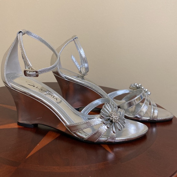 STRAP WEDGE SANDAL WITH FLOWER DETAIL LIKE NEW - Picture 2 of 9